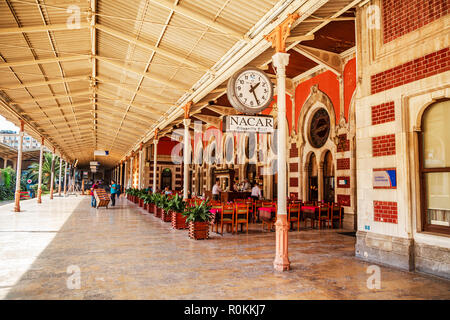 Die historische Architektur Bahnhof Sirkeci, der letzten Station des Orient Express. Istanbul, Türkei - 19. September 2018. Stockfoto