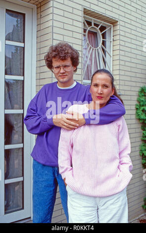 Der deutsche Ulrich Sportmoderator Ulli Potofski mit Ehefrau Monika in Köln, Deutschland 1989. Deutsch Sport Moderator Ulrich Ulli Potofski mit seiner Frau Monika in Köln, Deutschland 1989. Stockfoto
