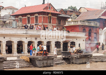 KATHMANDU, Nepal - Aug 15: Anbeter in Pashupatinath Tempel in Kathmandu sammeln am 15. Aug 2018. Stockfoto