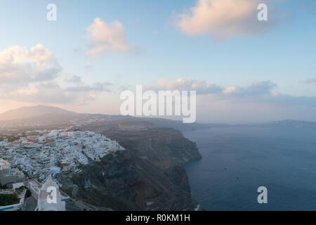 Die Stadt Fira Luftbild bei Sonnenaufgang, Santorini. Stockfoto