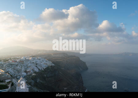 Die Stadt Fira Luftbild bei Sonnenaufgang, Santorini. Stockfoto