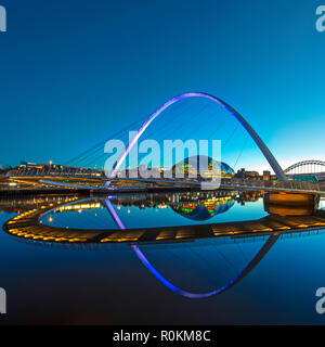 Gateshead Millennium Bridge bei Nacht, Gateshead Stockfoto