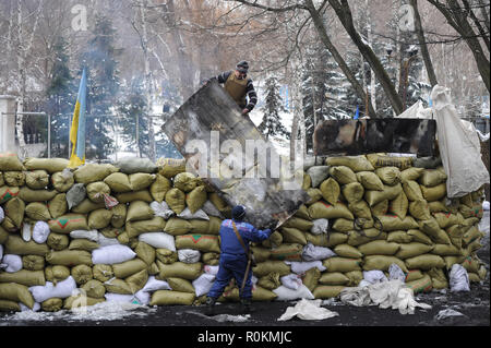 Januar 28, 2014 - Kiew, Ukraine: Proteste gegen die Regierung verstärken eine Barrikade in der Nähe von dem Kiewer Unabhängigkeitsplatz, bekannt als Maidan, wie einer angespannten Konfrontation mit der Polizei weiter. Des manifestants renforcent sur une Barrikade Pres de la Place de l'Independance ein Kiew, connue comme le Maidan. *** Frankreich/KEINE VERKÄUFE IN DEN FRANZÖSISCHEN MEDIEN *** Stockfoto