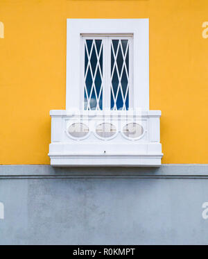 In der Nähe von einem Fenster eines Hauses. Stockfoto
