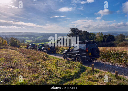 Land Rover vorbeifahrenden Radfahrer auf einem Seitenweg offen für alle Verkehr' bei Newlands Ecke auf der North Downs. Guildford, Surrey, England. Stockfoto