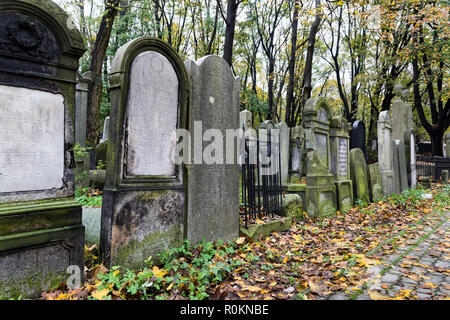 Alte Gräber auf dem Jüdischen Friedhof, einer der größten jüdischen Friedhöfe in Europa, am 22. Oktober 2017 in Warschau, Polen Stockfoto