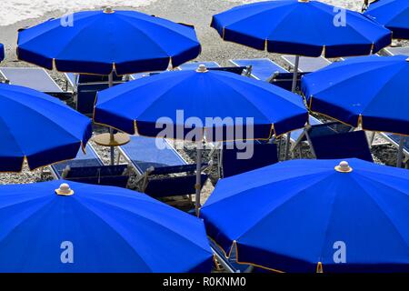 Big Blue Beach Schirme auf europäischer Strand Stockfoto
