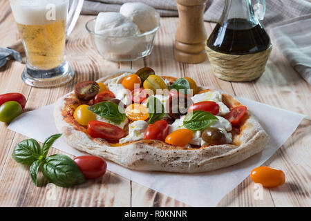 Auf Schaufel farbige romana Pizza auf die Zusammensetzung von Lebensmitteln Stockfoto