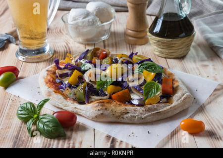 Auf Schaufel farbige romana Pizza auf die Zusammensetzung von Lebensmitteln Stockfoto