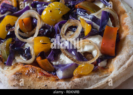 Auf Schaufel farbige romana Pizza auf die Zusammensetzung von Lebensmitteln Stockfoto