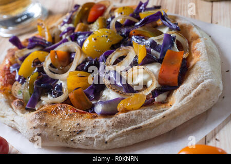 Auf Schaufel farbige romana Pizza auf die Zusammensetzung von Lebensmitteln Stockfoto