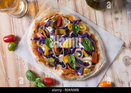 Auf Schaufel farbige romana Pizza auf die Zusammensetzung von Lebensmitteln Stockfoto