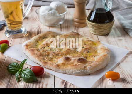 Auf Schaufel farbige romana Pizza auf die Zusammensetzung von Lebensmitteln Stockfoto