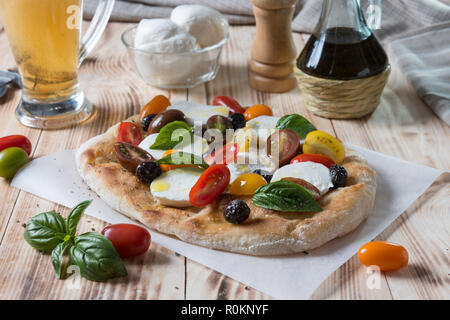 Auf Schaufel farbige romana Pizza auf die Zusammensetzung von Lebensmitteln Stockfoto