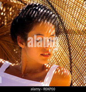 Junge Frau, Porträt, die Augen geschlossen, Korbwaren Hintergrund, Guadeloupe, Französisch Westindien, Stockfoto