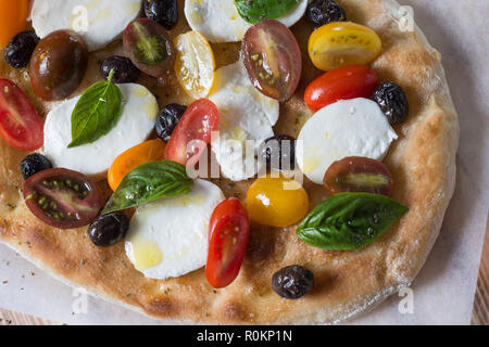 Auf Schaufel farbige romana Pizza auf die Zusammensetzung von Lebensmitteln Stockfoto