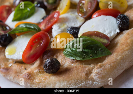 Auf Schaufel farbige romana Pizza auf die Zusammensetzung von Lebensmitteln Stockfoto