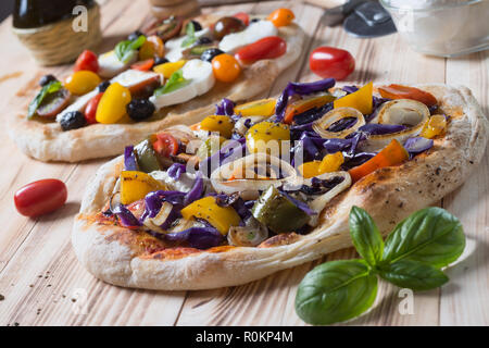 Auf Schaufel farbige romana Pizza auf die Zusammensetzung von Lebensmitteln Stockfoto