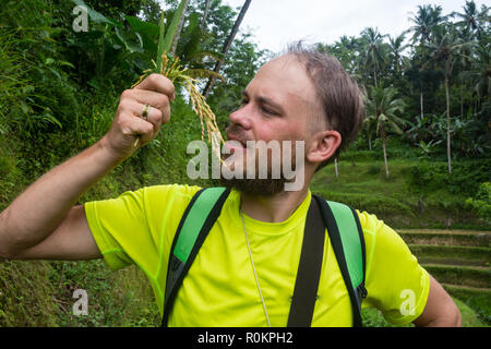 Portrait happy reifen älteren Mann lächelt. Alte senior Bauer mit weißen Bart Daumen hoch, zuversichtlich. Ältere Menschen asiatischer Mann in einem T-Shirt und l Stockfoto