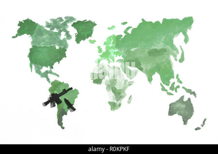 Die Weltkarte ist mit farbigen Aquarellfarben auf weißem Papier mit der Teilnahme von einem schwarzen Spielzeug Pistole und einem Messer. Das Konzept der militärischen Ope Stockfoto