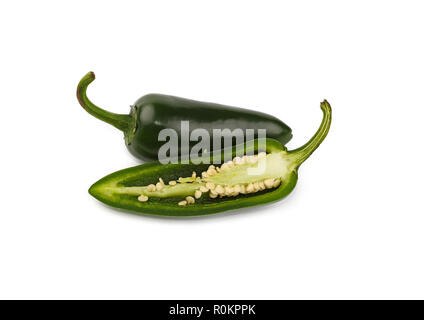 Schließen Sie eine ganze und halbe Schnitt Scheibe frische grüne jalapeno Hot Chili Pepper auf weißem Hintergrund, hohen Winkel Seitenansicht Stockfoto