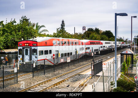 31. Oktober, Sunnyvale 2018/CA/USA - Caltrain Station an der Sunnyvale in South San Francisco Bay gestoppt Stockfoto