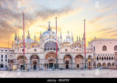 Basilica San Marco und dem Dogenpalast entfernt im Sunrise, Venedig Stockfoto