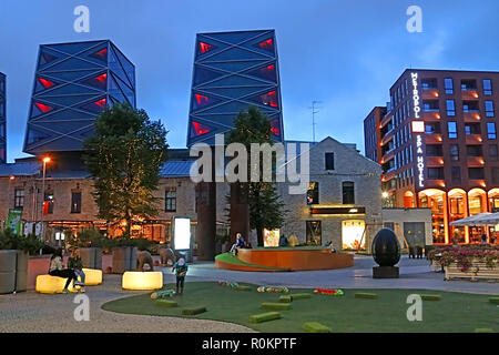 TALLINN, Estland - 29. AUGUST 2018: Die moderne Architektur und das Hotel Metropol in Rotermann Viertel am Abend Stockfoto