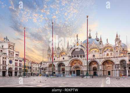 Basilica San Marco und der Uhrturm auf der Piazza San Marco, morgen anzeigen Stockfoto