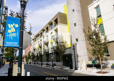 Urbane Landschaft in der Innenstadt von San Jose, San Francisco Bay Area, Kalifornien; der Slogan der Stadt "Es ist alles hier" entlang einer Straße angezeigt, vor ne Stockfoto