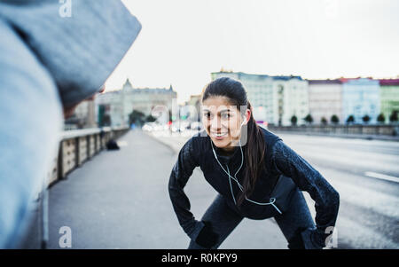 Ein paar Läufer stretching draussen auf den Straßen von Prag. Stockfoto