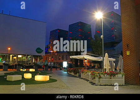 TALLINN, Estland - 29. AUGUST 2018: Moderne Architektur in Rotermann Viertel am Abend Stockfoto