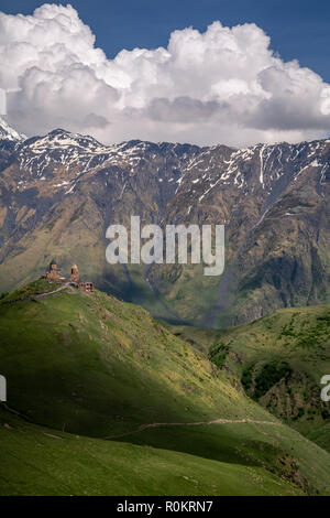 Gergeti Kirche drastisch thront auf einem Hügel im Kaukasus, in Kazbegi, Georgia. Stockfoto