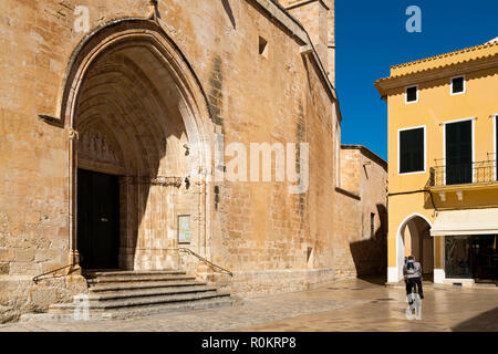 Mann auf einem Fahrrad in der Nähe der Kathedrale Santa Maria De Ciudadella ist eine römisch-katholische Kirche in 1287 gebaut Stockfoto