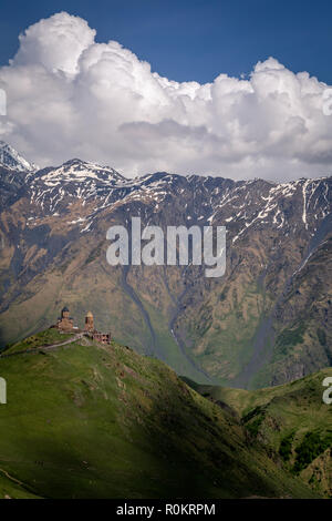 Gergeti Kirche drastisch thront auf einem Hügel im Kaukasus, in Kazbegi, Georgia. Stockfoto