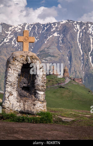 Gergeti Kirche drastisch thront auf einem Hügel im Kaukasus, in Kazbegi, Georgia. Stockfoto