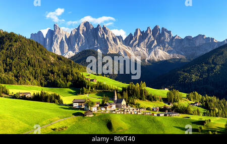 Panoramablick auf Geisler oder Geisler Dolomiten Bergspitzen in Santa Maddalena (Sankt Magdalena) im Val di Funes in Italien (Italia) Stockfoto