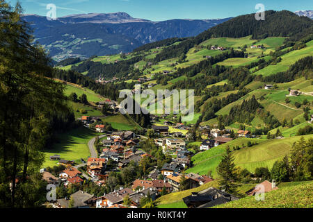 Val di Funes, Trentino Alto Adige, Italien. Die große herbstliche Farben glänzt unter den späten Sonne mit Geisler auf dem Hintergrund und Santa Magdalena Dorf Stockfoto