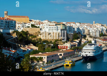 Ein Schiff Festmachen im Hafen von Port Mahon Stockfoto