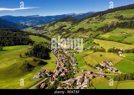 Val di Funes, Trentino Alto Adige, Italien. Die große herbstliche Farben glänzt unter den späten Sonne mit Geisler auf dem Hintergrund und Santa Magdalena Dorf Stockfoto