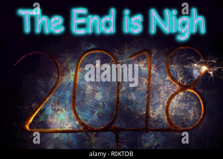 Ende des Jahres 2018 und das Neue Jahr 2019. Aus 2018 Wunderkerzen Feuerwerk und Hintergrund mit letzter Glanz und Text "Das Ende ist nah" verbrannt. Stockfoto