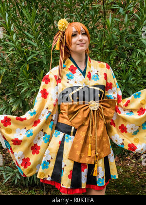 Frau in einem schönen Outfit bei Lucca Comics & Games, einer jährlichen Comic- und Gaming-Convention in Lucca, Toskana, Italien. Stockfoto