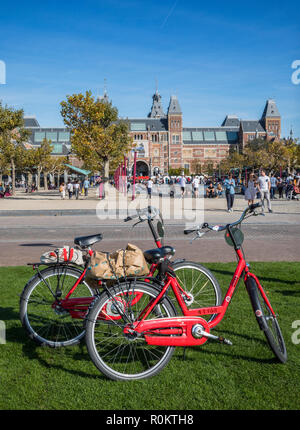 Fahrräder auf Wiese mit Rijksmuseum auf der Rückseite Stockfoto