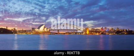 Sydney Opera House und die Sydney Harbour Bridge und Wolkenkratzer, Dämmerung, Sydney, New South Wales, Australien Stockfoto