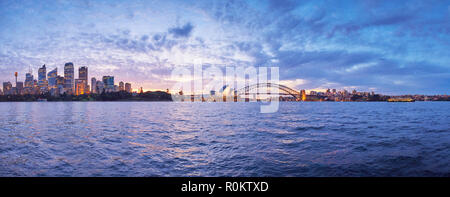 Skyline von Sydney mit der Harbour Bridge und Wolkenkratzer in der Dämmerung, Sydney, New South Wales, Australien Stockfoto