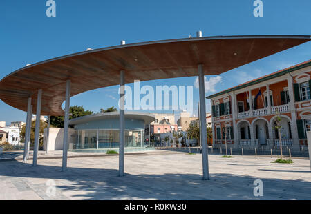 Neue halbrunde Installation aus nicodemou Mylona street in Paphos, Altstadt, Kato Paphos, Paphos, Zypern. Stockfoto