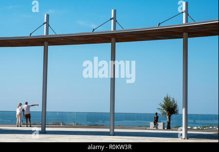 Neue halbrunde Public Viewing Area in Paphos Altstadt mit Blick auf Kato Paphos und das Mittelmeer. Stockfoto