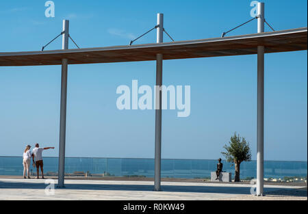 Neue halbrunde Public Viewing Area in Paphos Altstadt mit Blick auf Kato Paphos und das Mittelmeer. Stockfoto