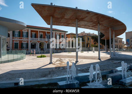 Neue halbrunde Public Viewing Area in Paphos Altstadt mit Blick auf Kato Paphos und das Mittelmeer. Stockfoto