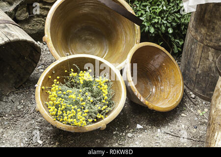 Detail der spanischen Wein, der Erforschung des Inneren von einem alten Lagerhaus, Behälter und Fässer Stockfoto